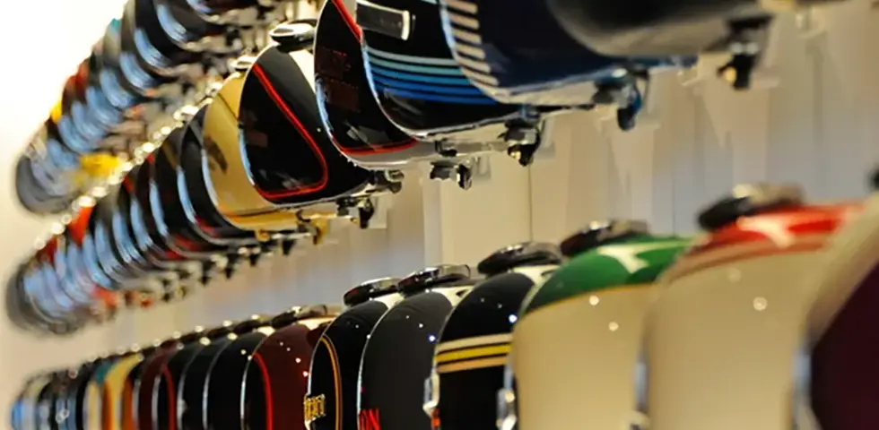 depósitos de combustible colgados en orden en una vitrina